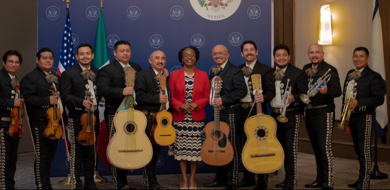 Dorothy Ngutter se despidió del Consulado acompañada de mariachi Dorothy Ngutter se despidió del Consulado acompañada de mariachi