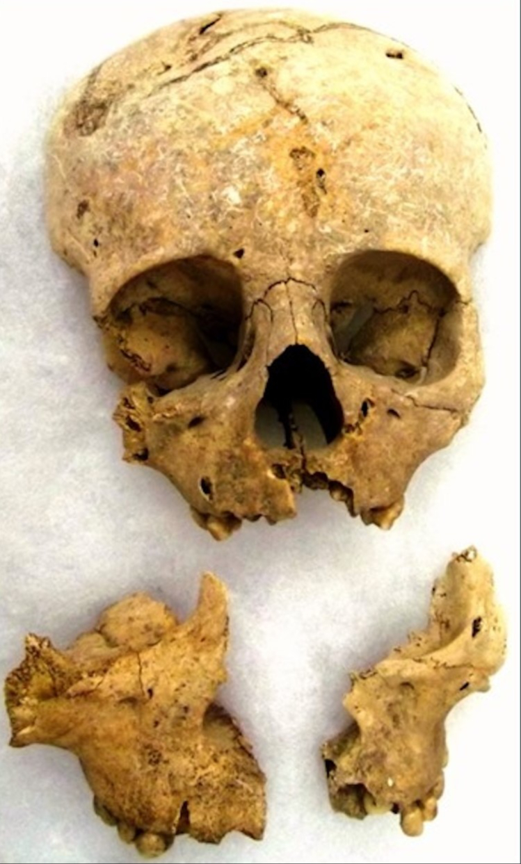 El lugar, un chultún, fue utilizado con fi nes mortuorios durante más de 500 años. El lugar, un chultún, fue utilizado con fi nes mortuorios durante más de 500 años.