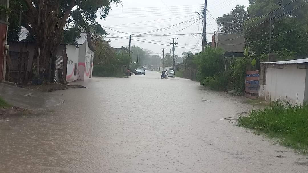 Fuerte lluvia de la tarde-noche causó inundación y preocupación de vecinos