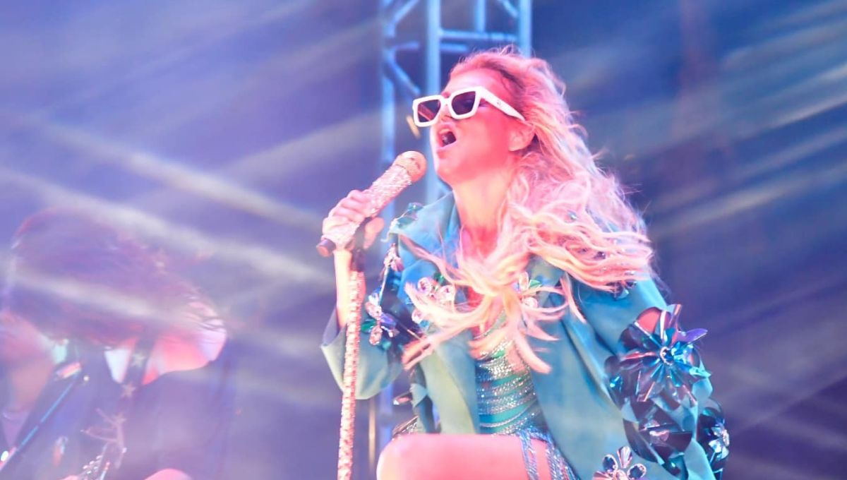 Peculiar saludo de Paulina Rubio, durante concierto en Playa del Carmen, causa polémica en redes 
