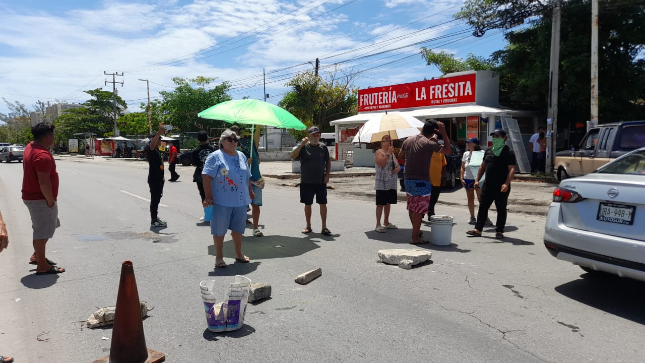 Vecinos bloquean avenida en Cancún por falta de luz: VIDEO