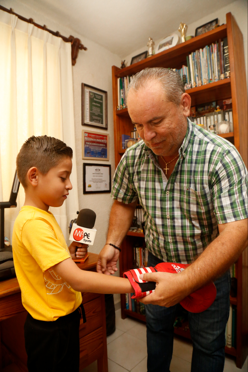 Mario Peniche es un popular cronista deportivo local Mario Peniche es un popular cronista deportivo local