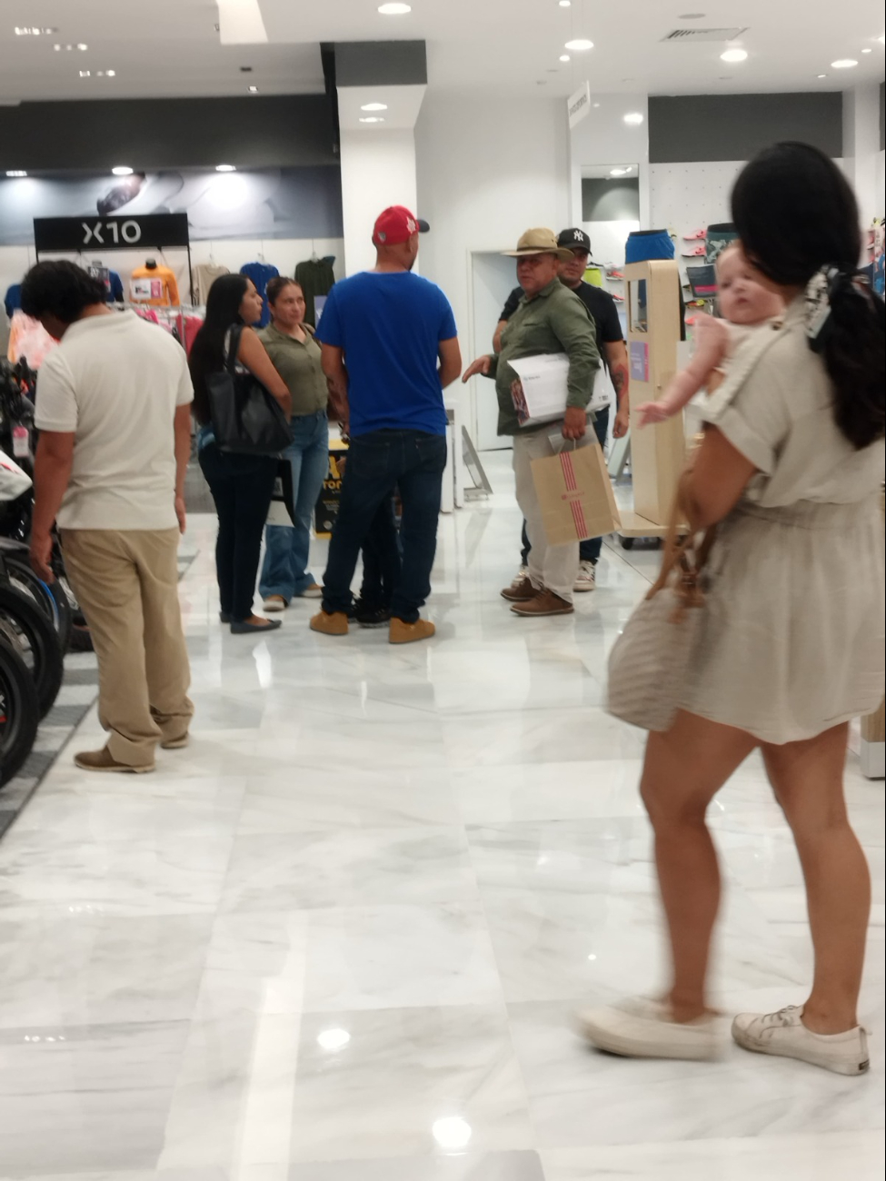 El cine de la capital y los restaurantes del centro y malecón estuvieron llenos, a pesar de la lluvia El cine de la capital y los restaurantes del centro y malecón estuvieron llenos, a pesar de la lluvia