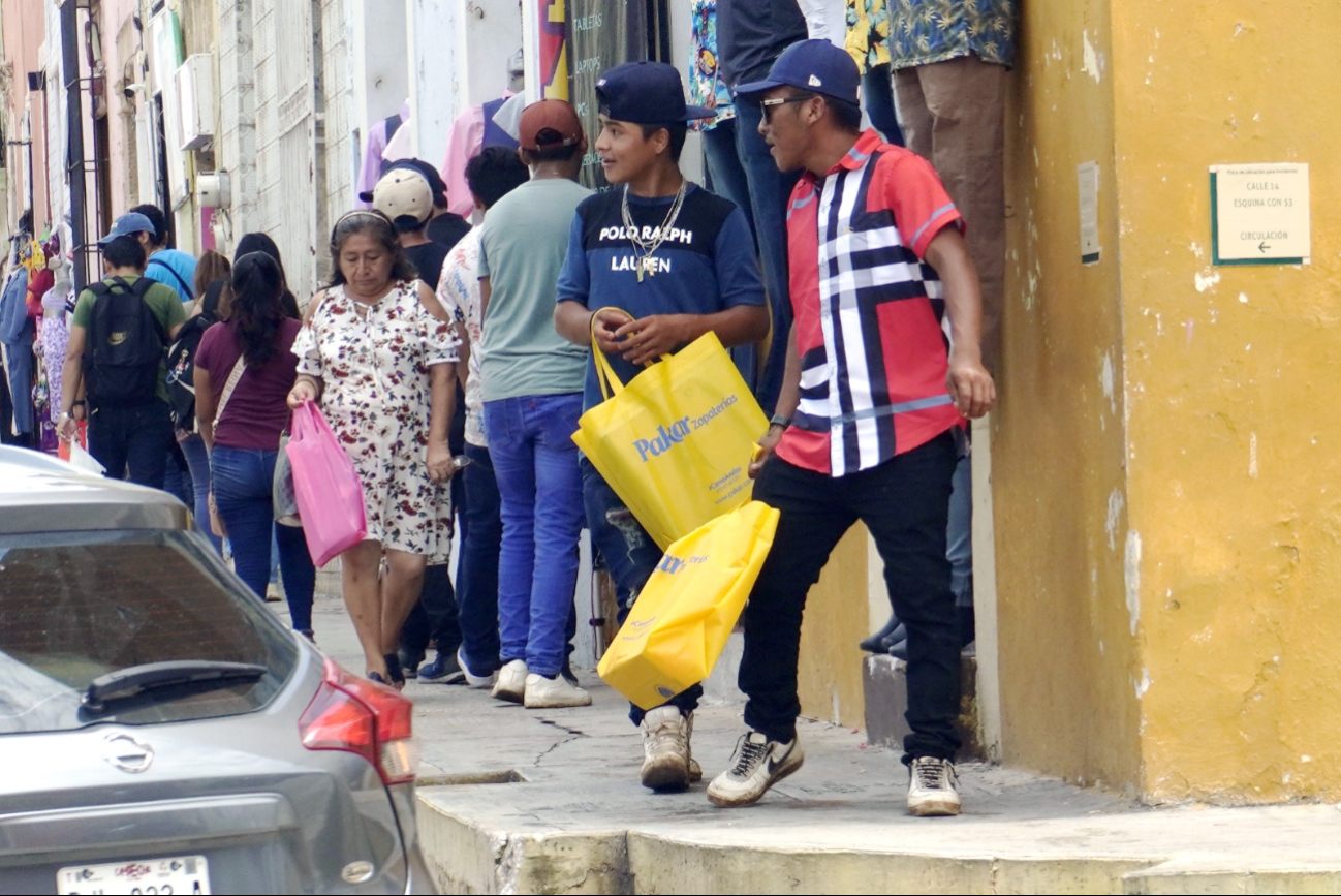 Entre los gastos comunes se encuentran la compra de ropa y calzado Entre los gastos comunes se encuentran la compra de ropa y calzado