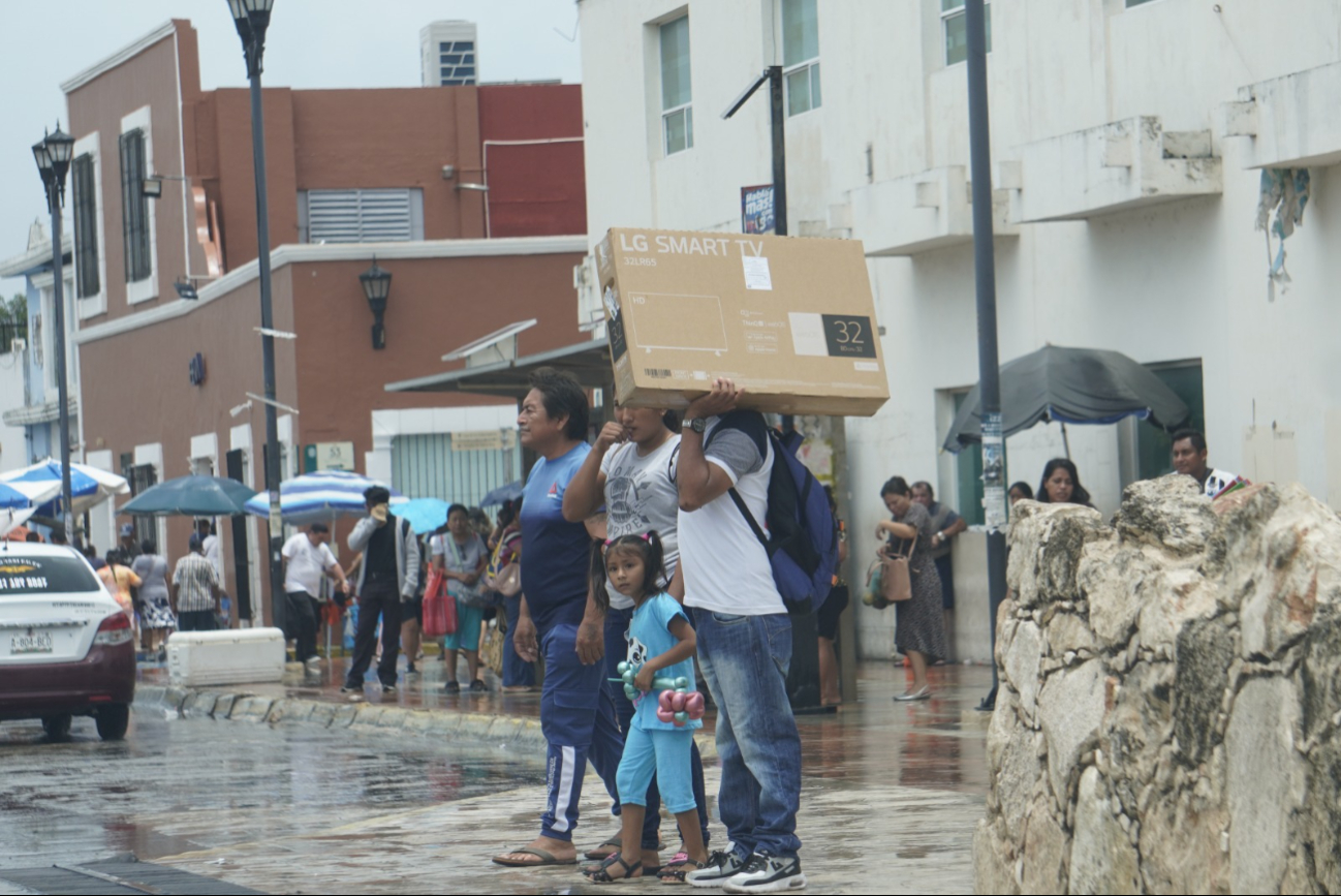 La celebración del Día del Padre generó actividad en comercios y cementerios, pero fue afectada por lluvias intensas La celebración del Día del Padre generó actividad en comercios y cementerios, pero fue afectada por lluvias intensas