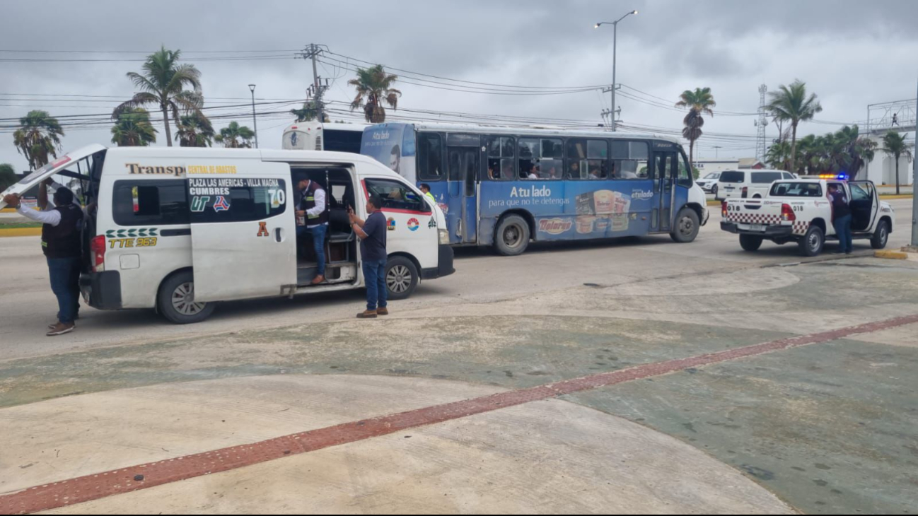 Agentes procedieron a detener al conductor de la minivan en Cancún Agentes procedieron a detener al conductor de la minivan en Cancún
