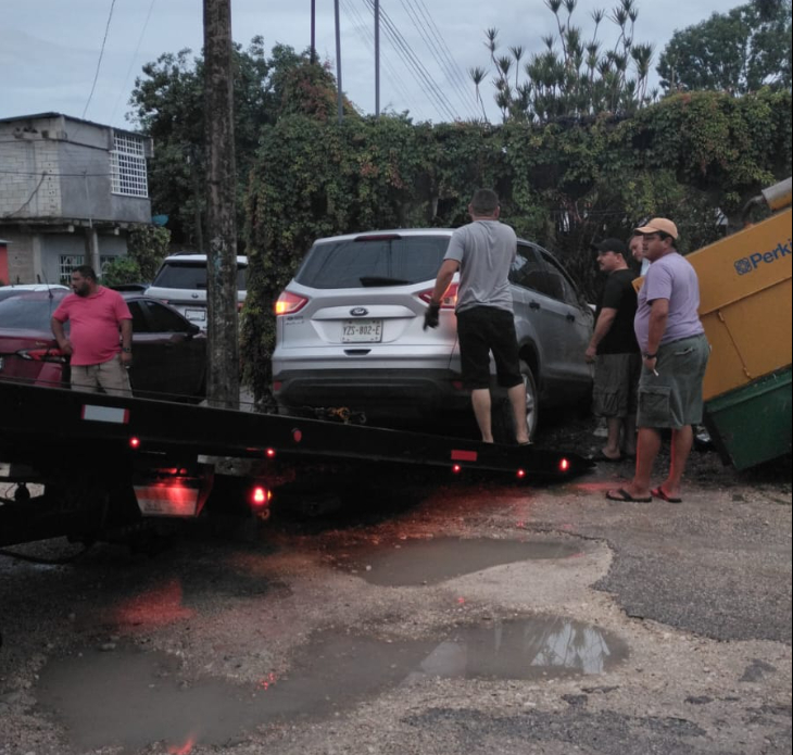 Después de arrollar a un motociclista perdió el control y se impactó contra la barda de un predio Después de arrollar a un motociclista perdió el control y se impactó contra la barda de un predio