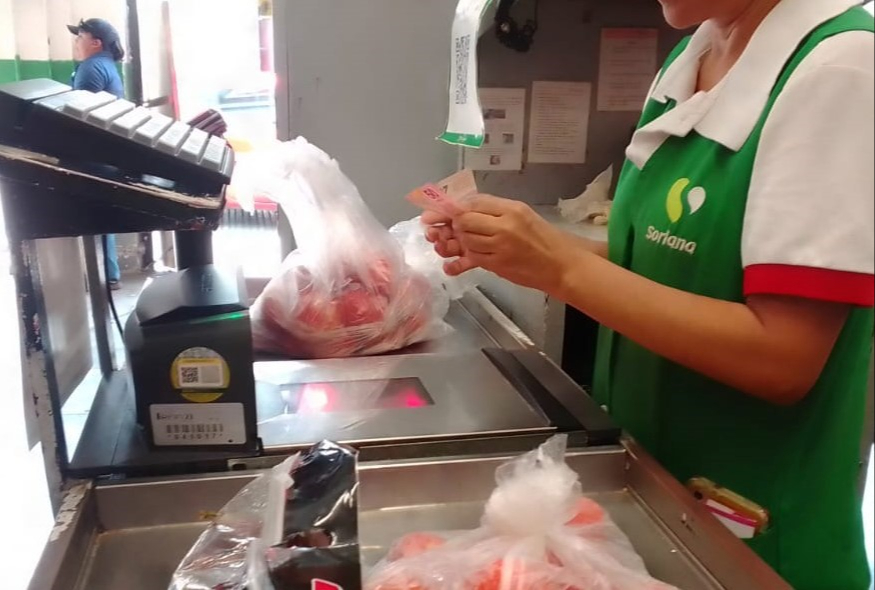 El modus operandi de los estafadores es comprar productos de poco valor y pagar con un billete grande El modus operandi de los estafadores es comprar productos de poco valor y pagar con un billete grande