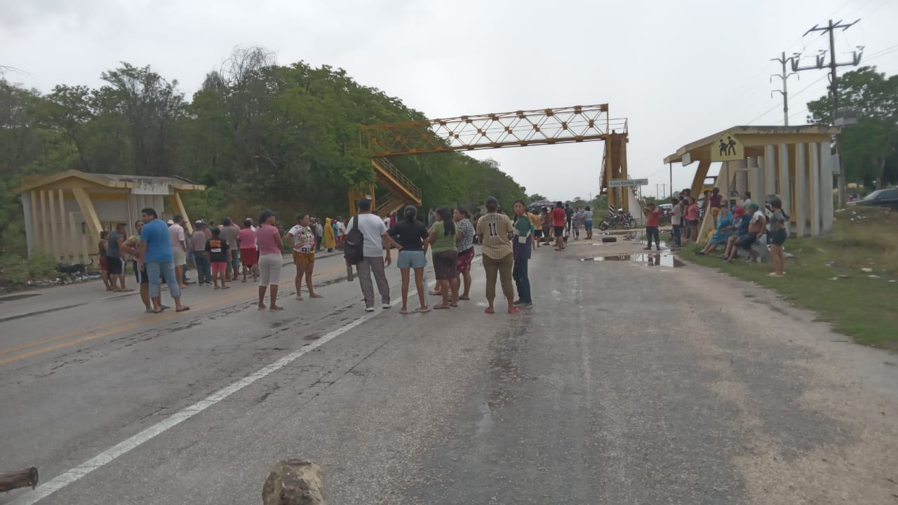 En protesta, bloquearon la carretera federal Escárcega-Champotón y exigen solución En protesta, bloquearon la carretera federal Escárcega-Champotón y exigen solución