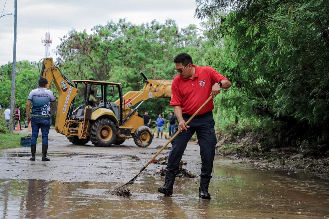 Brindan ropa y despensas a familias de colonias inundadas en Chetumal: VIDEO 