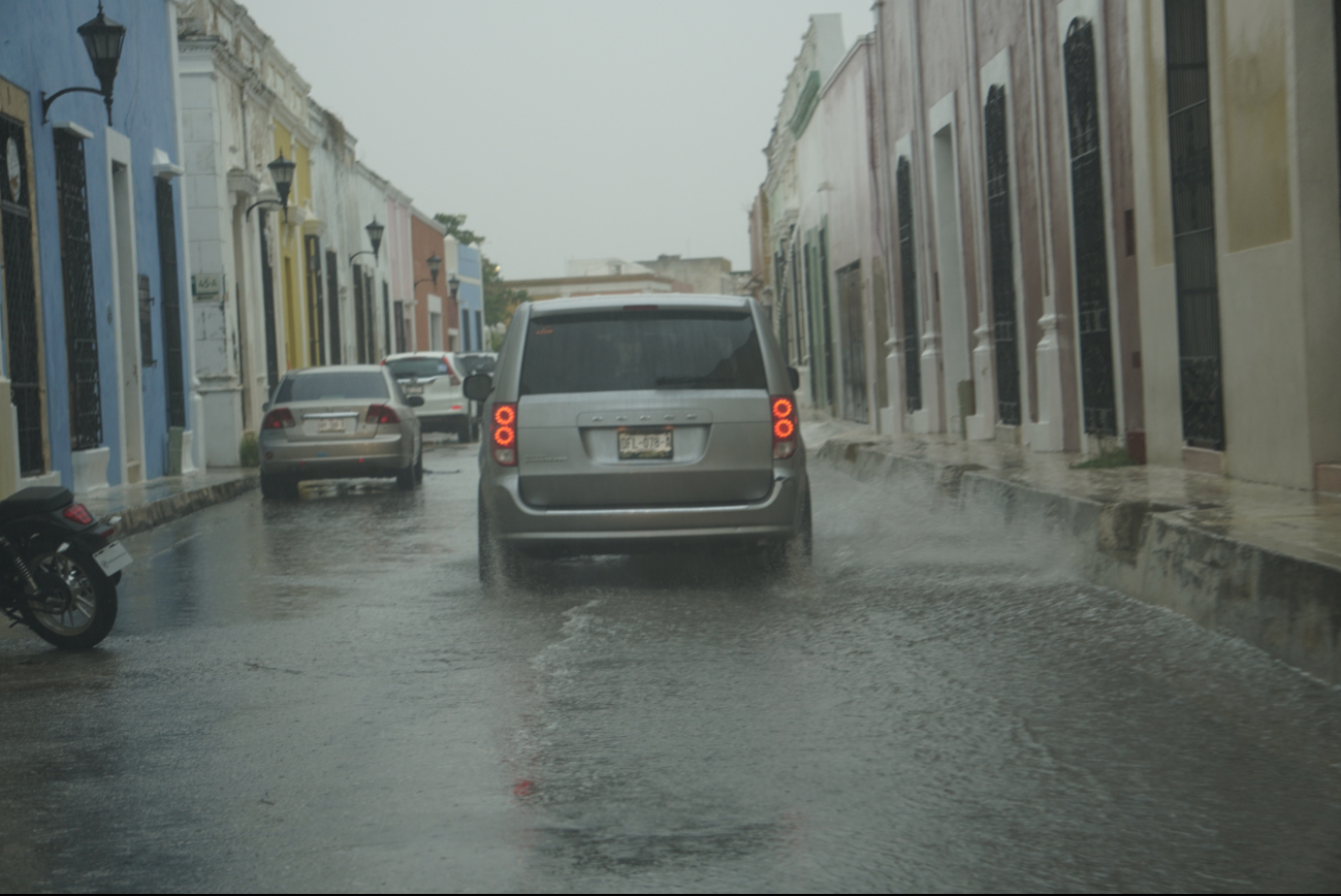Se registraron inundaciones en varias zonas de la ciudad debido a las lluvias intermitentes