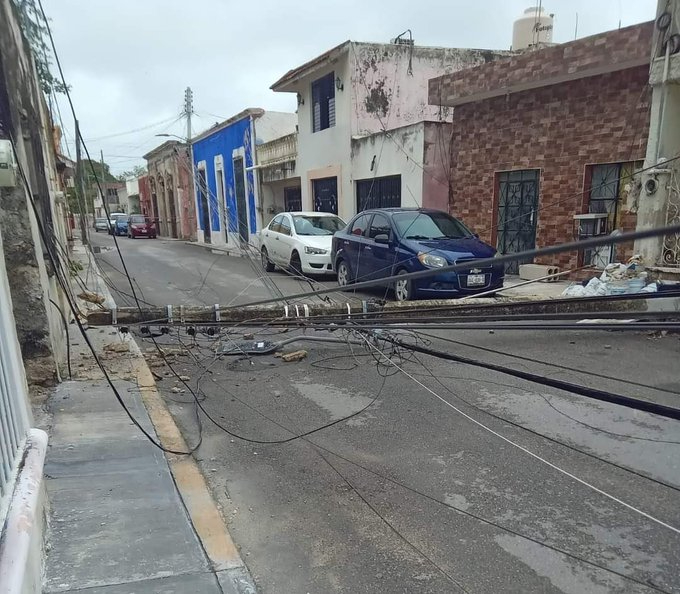 Poste caído por lluvias  daña un vehículo y deja sin luz  a vecinos en Campeche