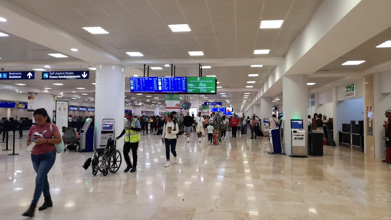 Viajeros esperan para abordar su vuelo en el Aeropuerto Internacional de Cancún Viajeros esperan para abordar su vuelo en el Aeropuerto Internacional de Cancún