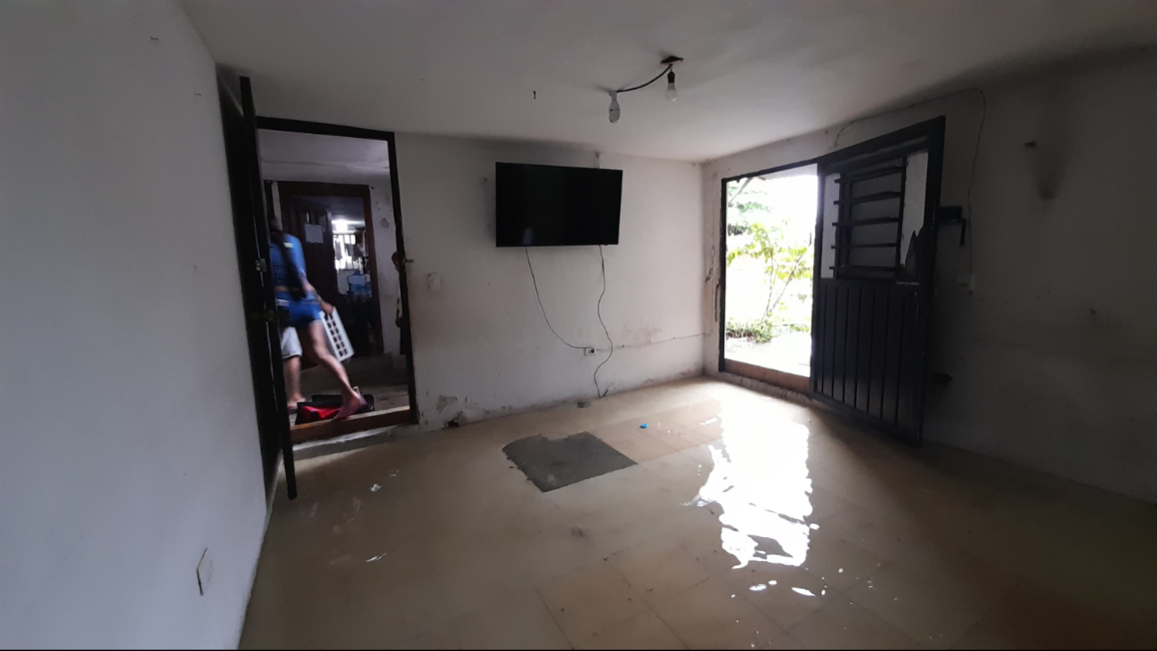 Lluvias inundan casas en Cancún; familias han preferido evacuarlas 
