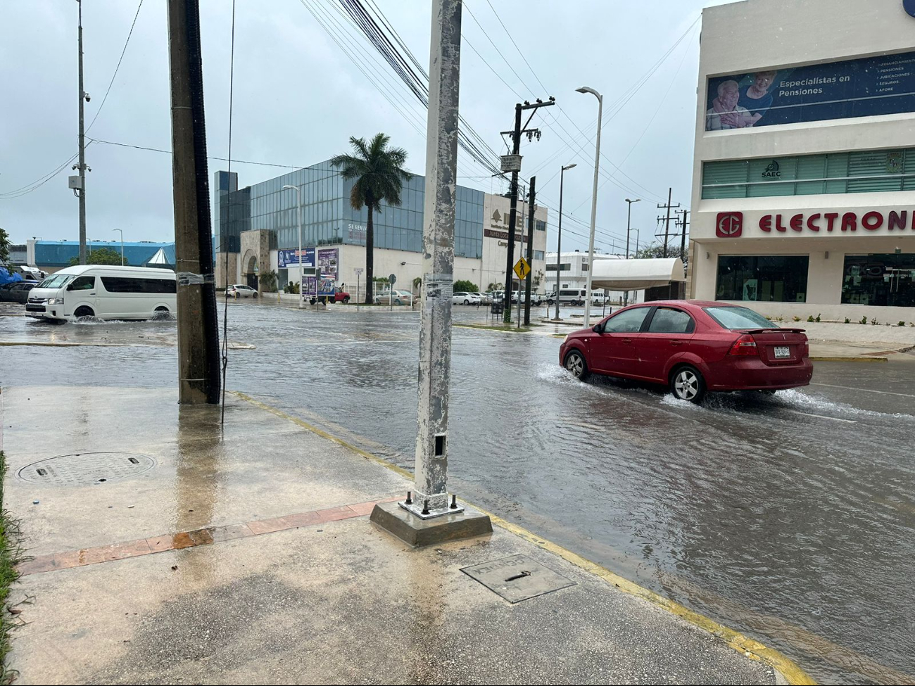 La avenida Adolfo Ruiz cortinez se registran fuertes encharcamientos La avenida Adolfo Ruiz cortinez se registran fuertes encharcamientos