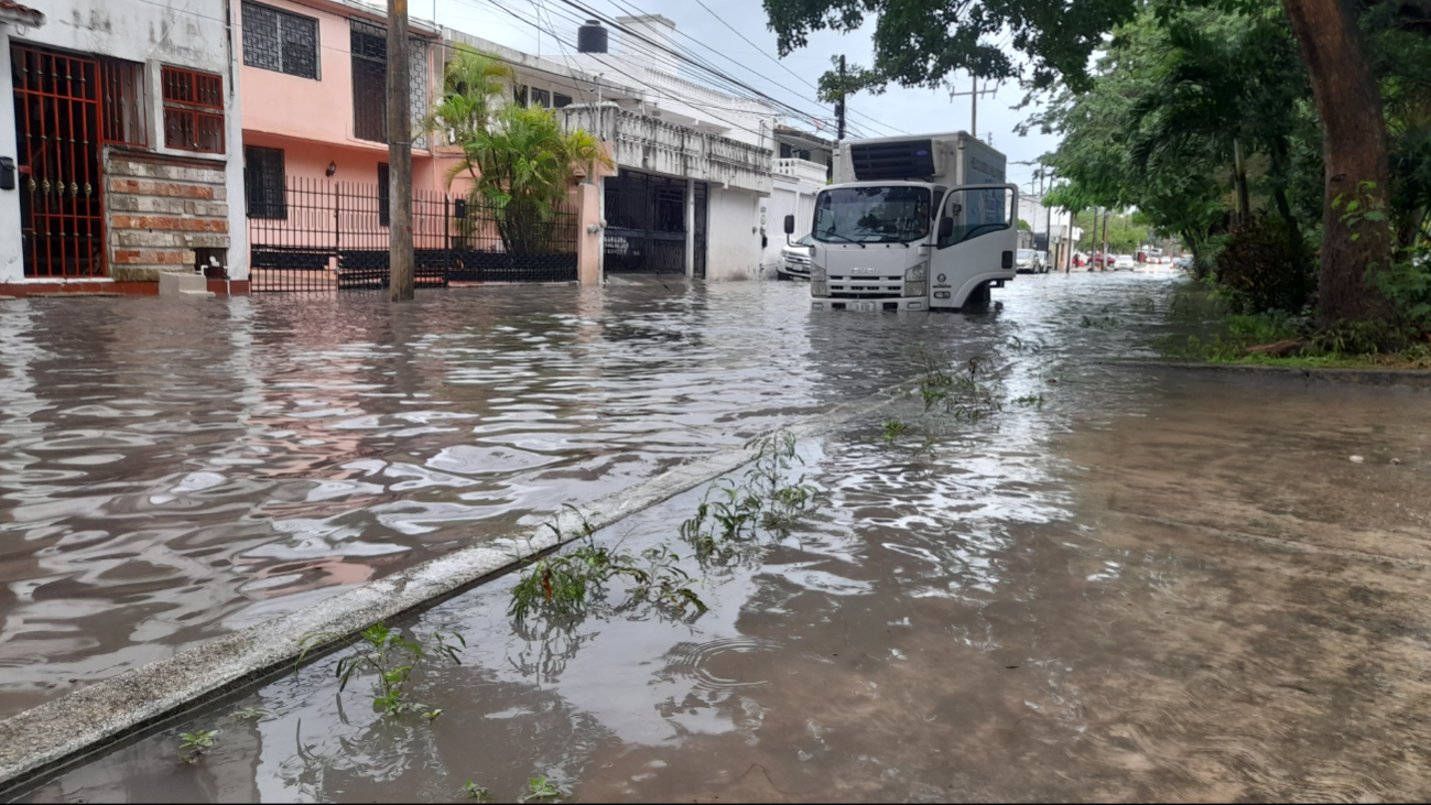 Las calles de Cancún permanecen inundadas Las calles de Cancún permanecen inundadas