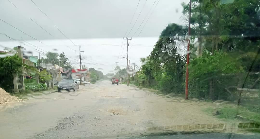 Las calles se encuentran con agua estancada, debido a que no tiene en donde desembocar Las calles se encuentran con agua estancada, debido a que no tiene en donde desembocar