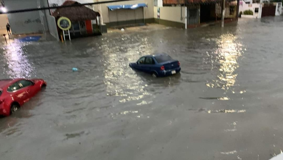 Cancún amanece bajo el agua; hay autos atrapados y calles inundadas 