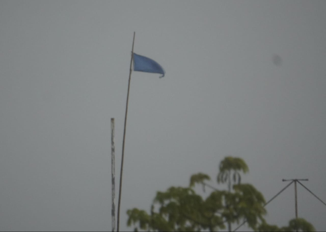 Los elementos de Protección Civil, desde ayer han colocado las banderas azules, para indicar la alerta de bajo riesgo por alejamiento del ciclón Los elementos de Protección Civil, desde ayer han colocado las banderas azules, para indicar la alerta de bajo riesgo por alejamiento del ciclón