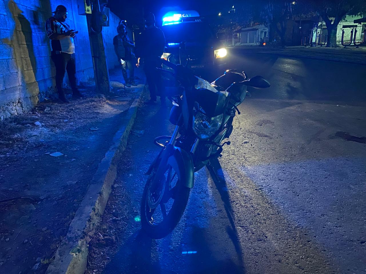 Los ladrones forzaron los seguros y huyeron con las motos, una azul sin matrícula y otra negra Los ladrones forzaron los seguros y huyeron con las motos, una azul sin matrícula y otra negra