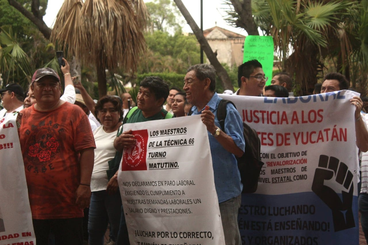 Maestros ahora piden un aumento en el pago de su aguinaldo Maestros ahora piden un aumento en el pago de su aguinaldo