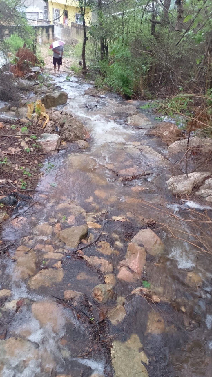 Se han formado cascadas por la caída de agua de los cerros Se han formado cascadas por la caída de agua de los cerros