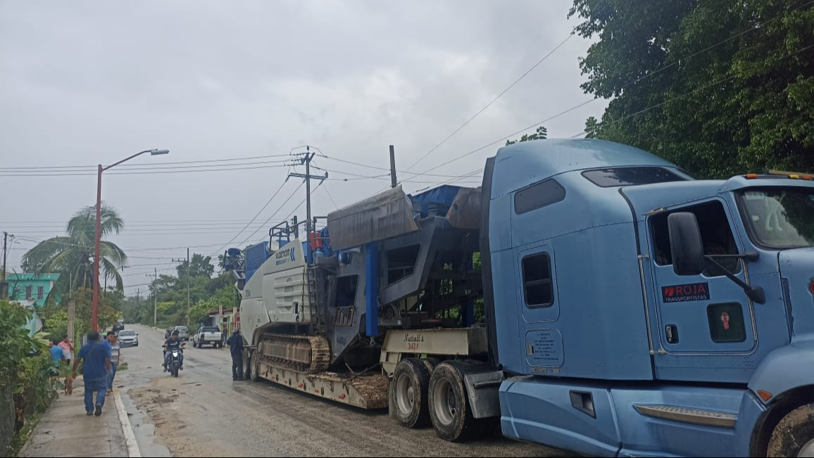 Tracto camión derriba cables de alta tensión y deja sin energía a vecinos  en Ciudad del Carmen