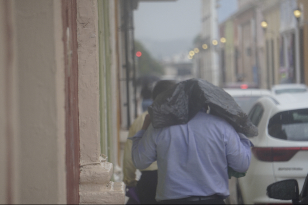   ¡Tome precauciones! Continuarán las lluvias en Campeche por Onda Tropical 10  