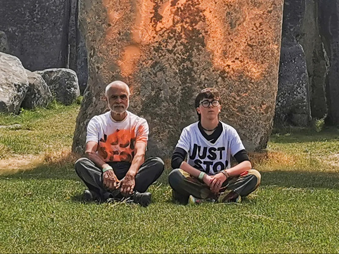 Detienen a activistas de 'Just Stop Oil' por rociar con pintura monumento en Inglaterra Detienen a activistas de 'Just Stop Oil' por rociar con pintura monumento en Inglaterra
