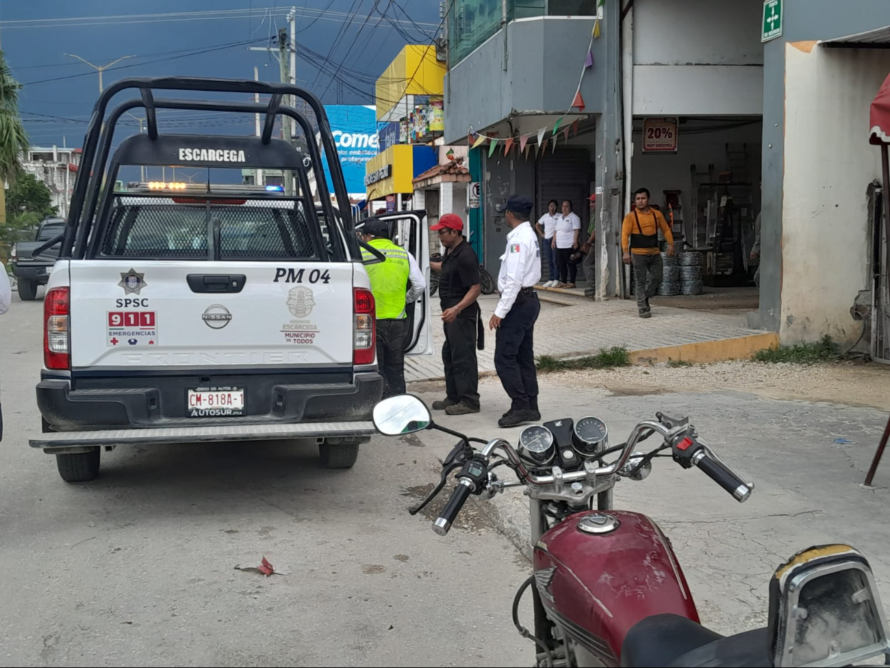 El conductor de la camioneta cerró el paso sin fijarse El conductor de la camioneta cerró el paso sin fijarse