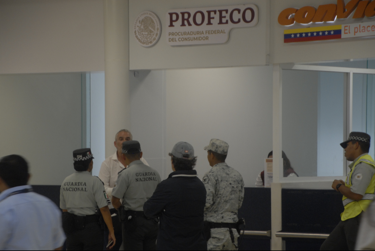 El viajero discutió con el personal de VivaAerobus, exigiendo compensación por la pérdida de su vuelo El viajero discutió con el personal de VivaAerobus, exigiendo compensación por la pérdida de su vuelo