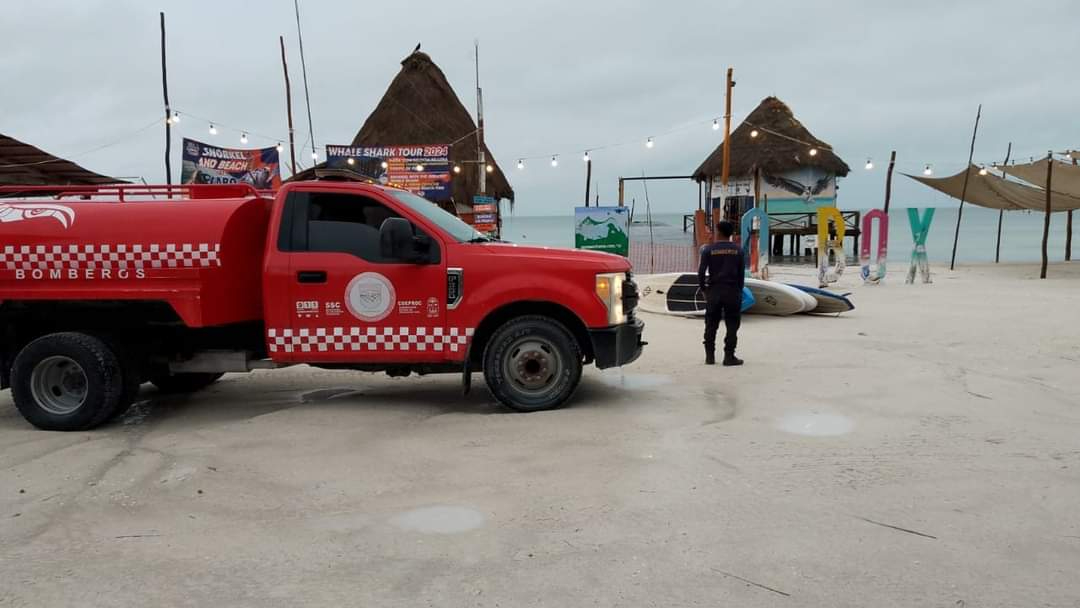 Exhortan a no instalar objetos en las banquetas para que los peatones puedan caminar. Exhortan a no instalar objetos en las banquetas para que los peatones puedan caminar.