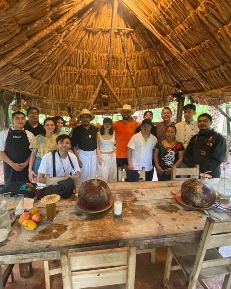 Es la primera vez que un cantante visita la cocina tradicional del chef y quedó maravillado Es la primera vez que un cantante visita la cocina tradicional del chef y quedó maravillado