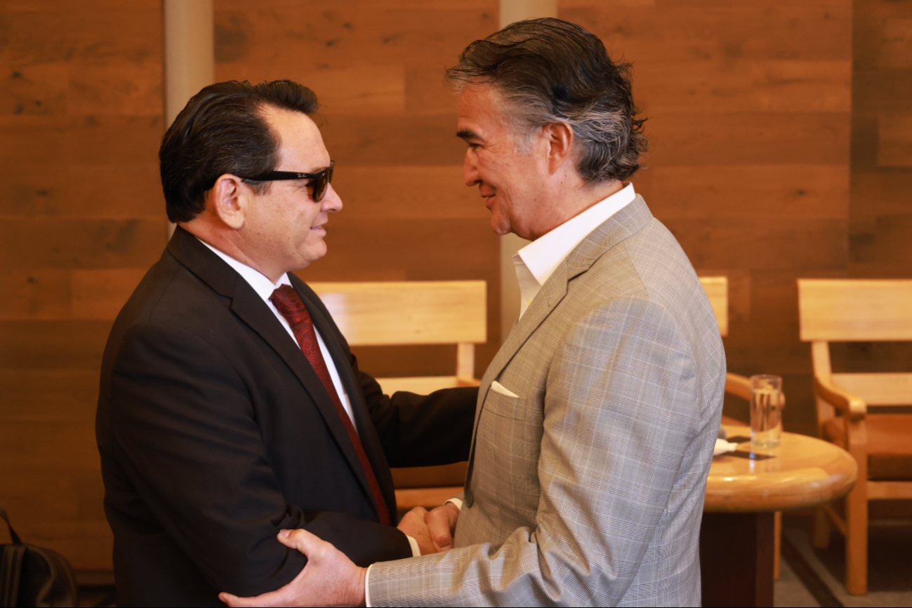 Joaquín Díaz Mena fue felicitado por empresarios Joaquín Díaz Mena fue felicitado por empresarios