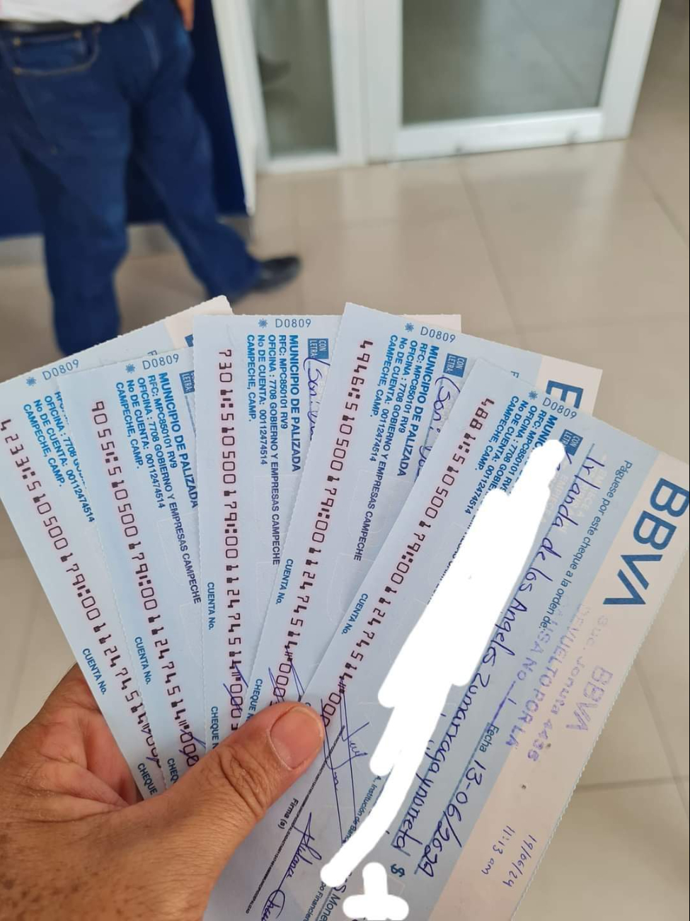 La tesorería municipal inició el pago de los elementos de seguridad pública con cheques del BBVA, pero Irlanda Zumárraga Ynurreta no pudo cobrarlos por falta de fondos La tesorería municipal inició el pago de los elementos de seguridad pública con cheques del BBVA, pero Irlanda Zumárraga Ynurreta no pudo cobrarlos por falta de fondos
