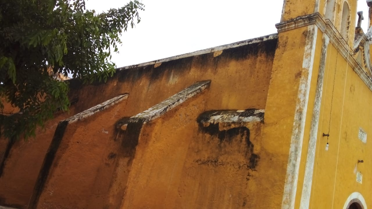 Los muros del santuario en Kantunil han comenzado a presentar huellas de la humedad Los muros del santuario en Kantunil han comenzado a presentar huellas de la humedad