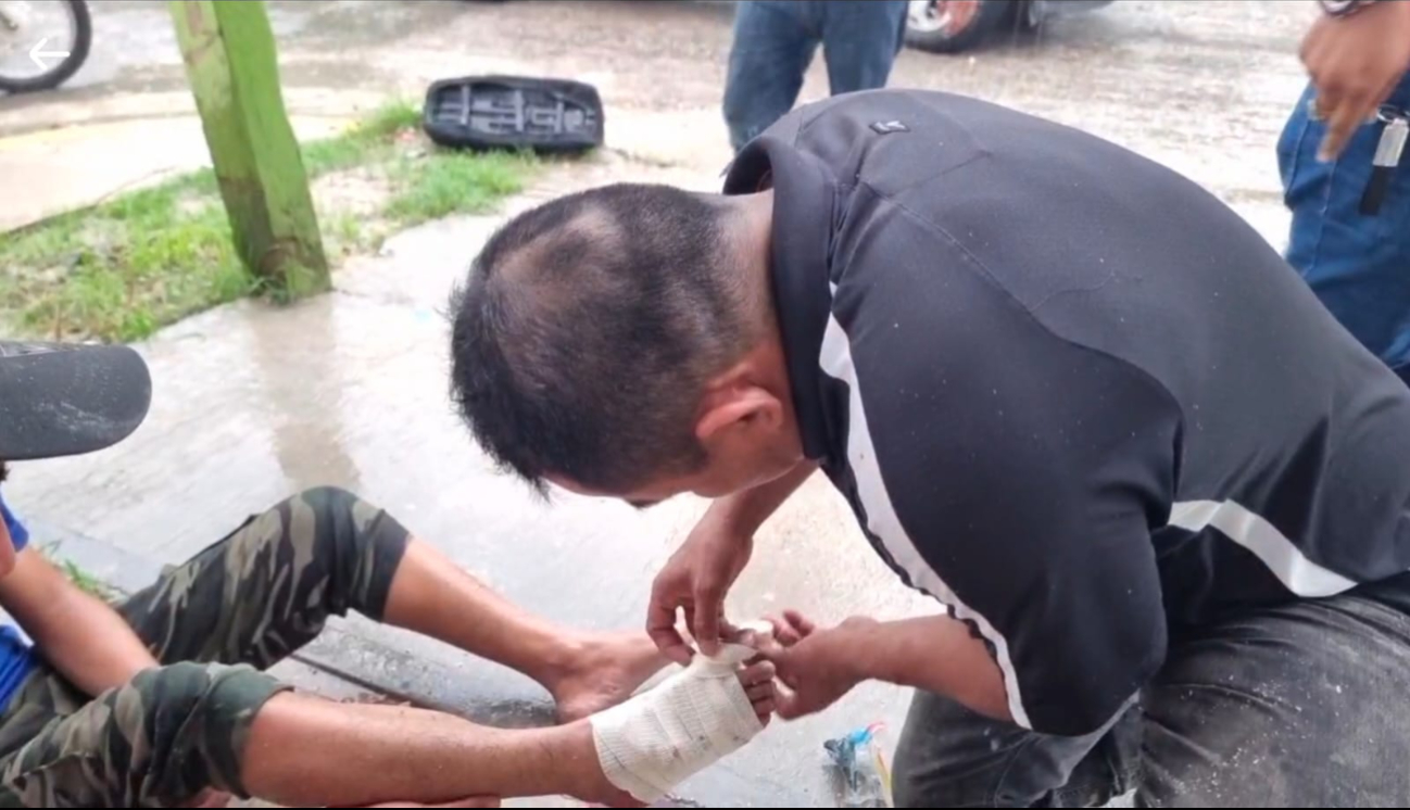 La Cruz Roja atendió al herido y lo trasladó al hospital IMSS-Bienestar Janell Romero Aguilar. La Cruz Roja atendió al herido y lo trasladó al hospital IMSS-Bienestar Janell Romero Aguilar.