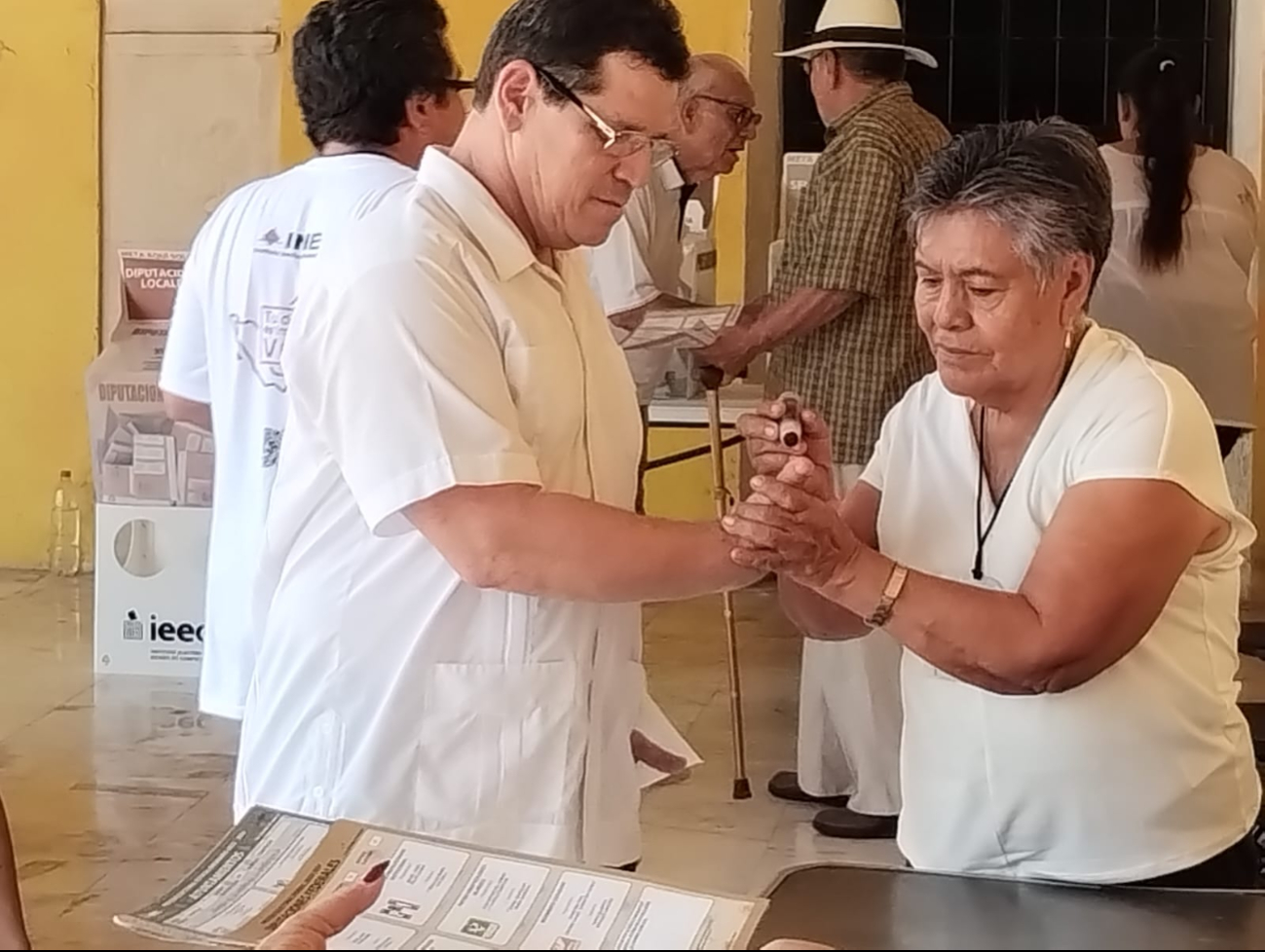 Pidió a la ciudadanía a acudir a votar Pidió a la ciudadanía a acudir a votar