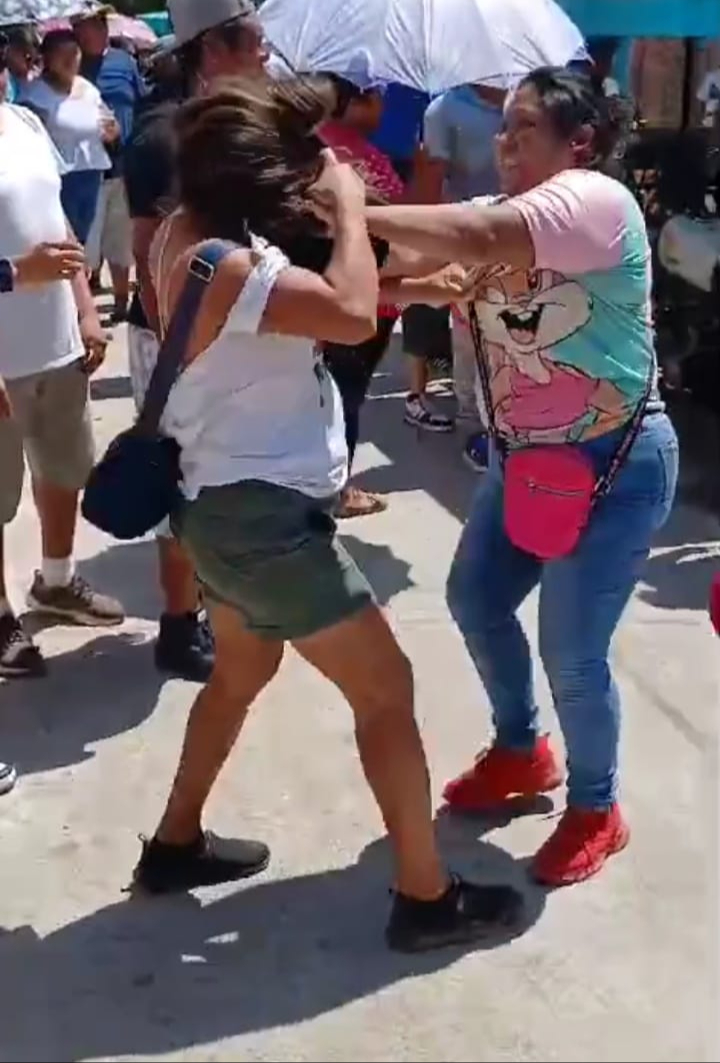 Dos mujeres se agarraron en plena fila de votación Dos mujeres se agarraron en plena fila de votación