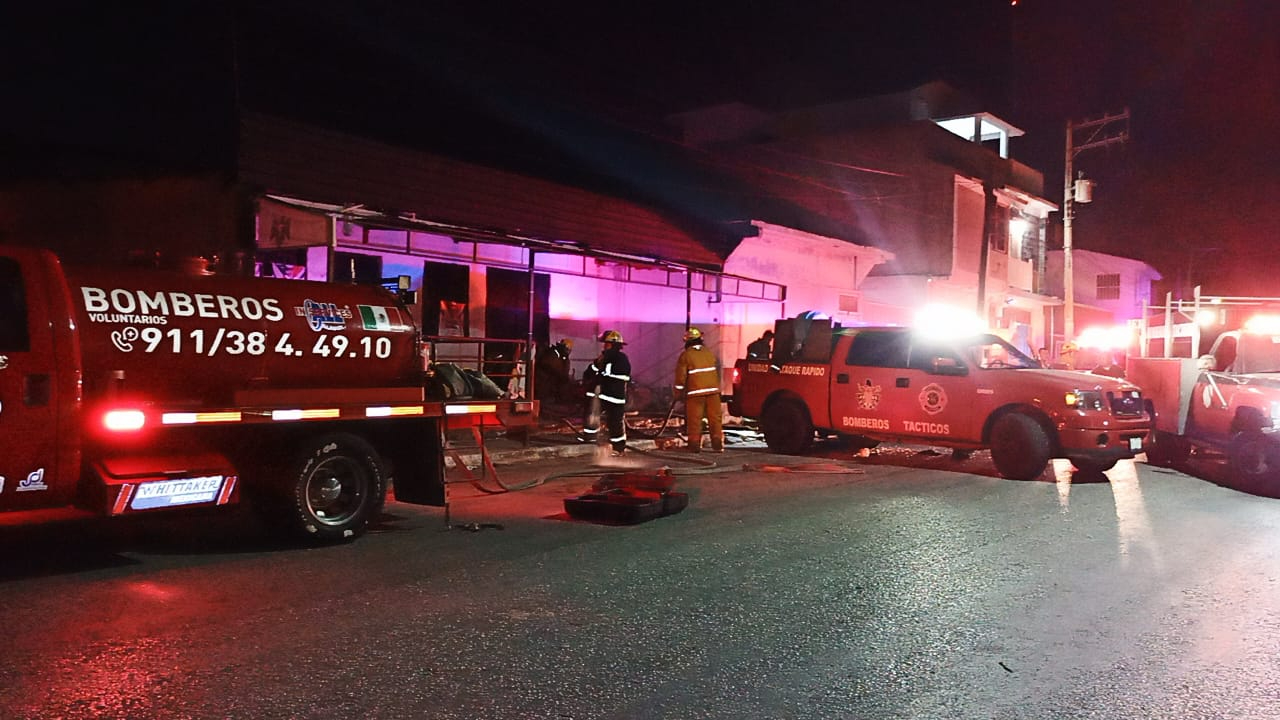Bomberos acudieron al sitio para apagar el incendio Bomberos acudieron al sitio para apagar el incendio