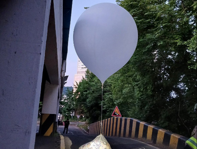 Corea del Norte manda globos llenos de basura a Corea del Sur