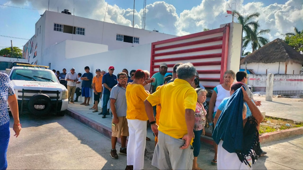 Decenas de personas llegaron puntualmente a la casilla en Cozumel Decenas de personas llegaron puntualmente a la casilla en Cozumel