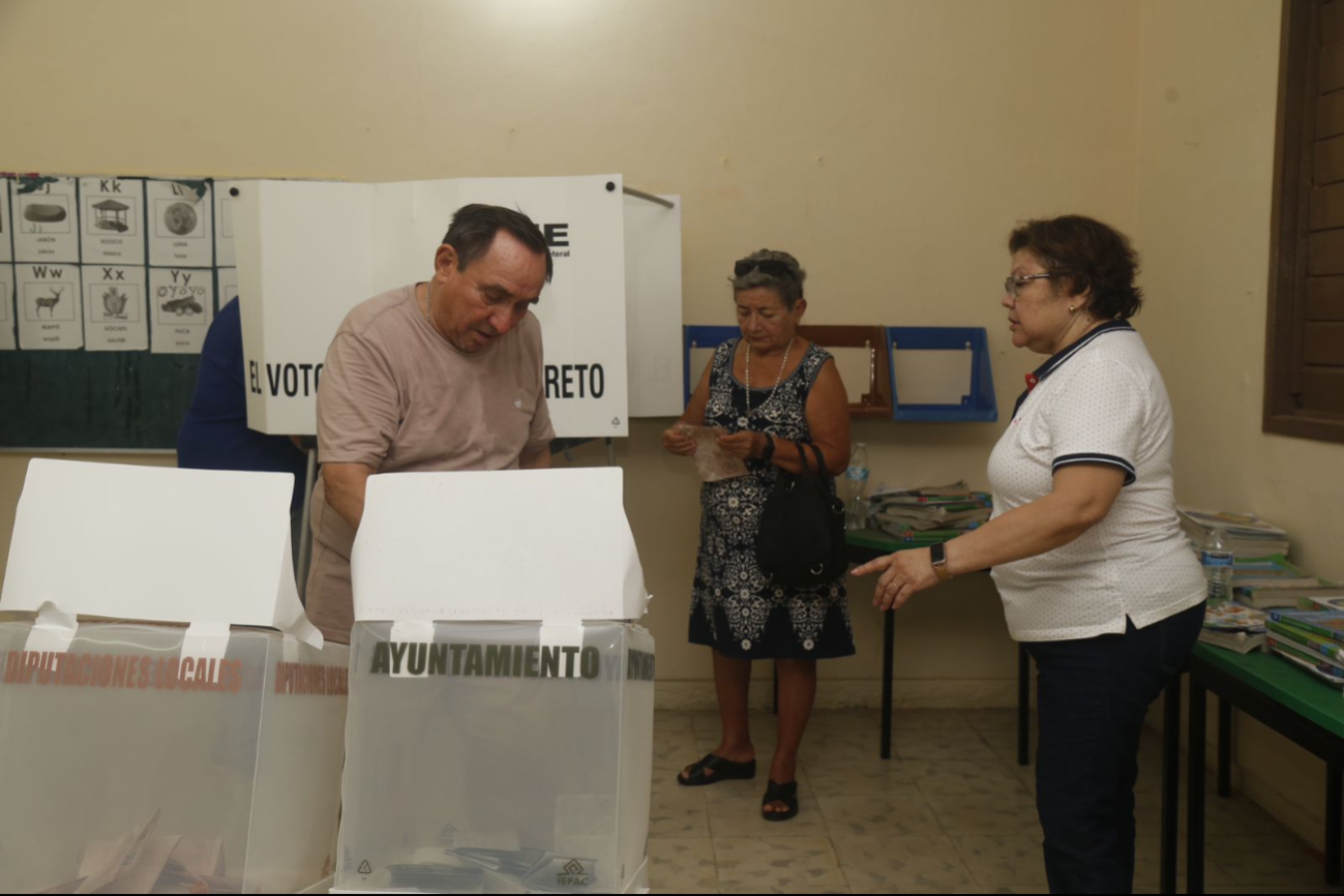 El candidato llegó a su casilla acompañado de sus padres El candidato llegó a su casilla acompañado de sus padres