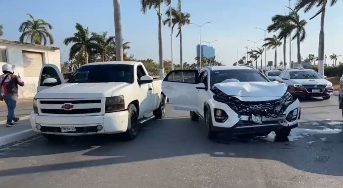 Fuerte choque de camionetas en el Malecón de Campeche 