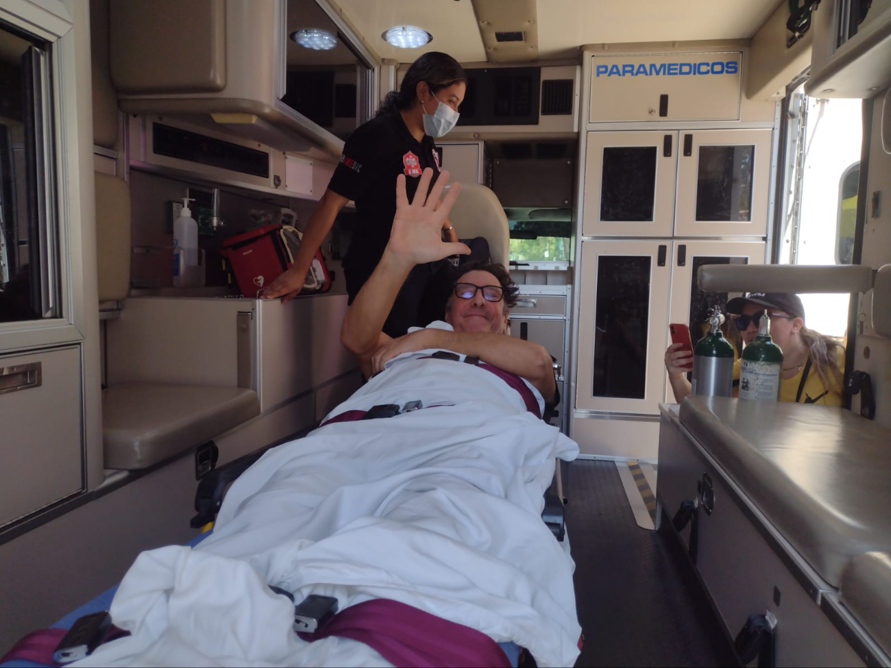 Hombre llega a votar a bordo de una ambulancia en Mérida: VIDEO