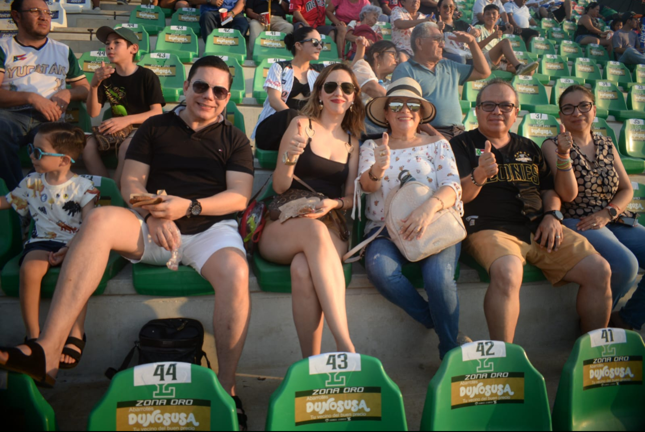 El partido se encuentra abarrotado de personas El partido se encuentra abarrotado de personas
