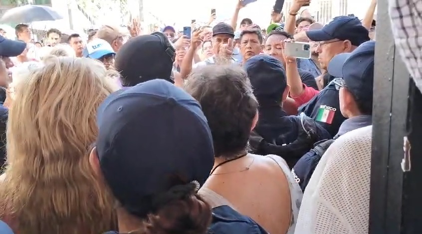Los ánimos se caldearon cuando la presidenta de casilla de la sección 092, salió acompañada de la fuerza pública