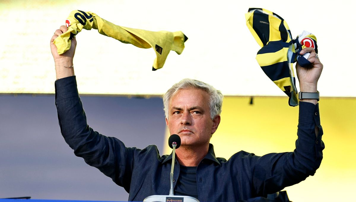 José Mourinho durante su presentación como DT de Fenerbahce José Mourinho durante su presentación como DT de Fenerbahce