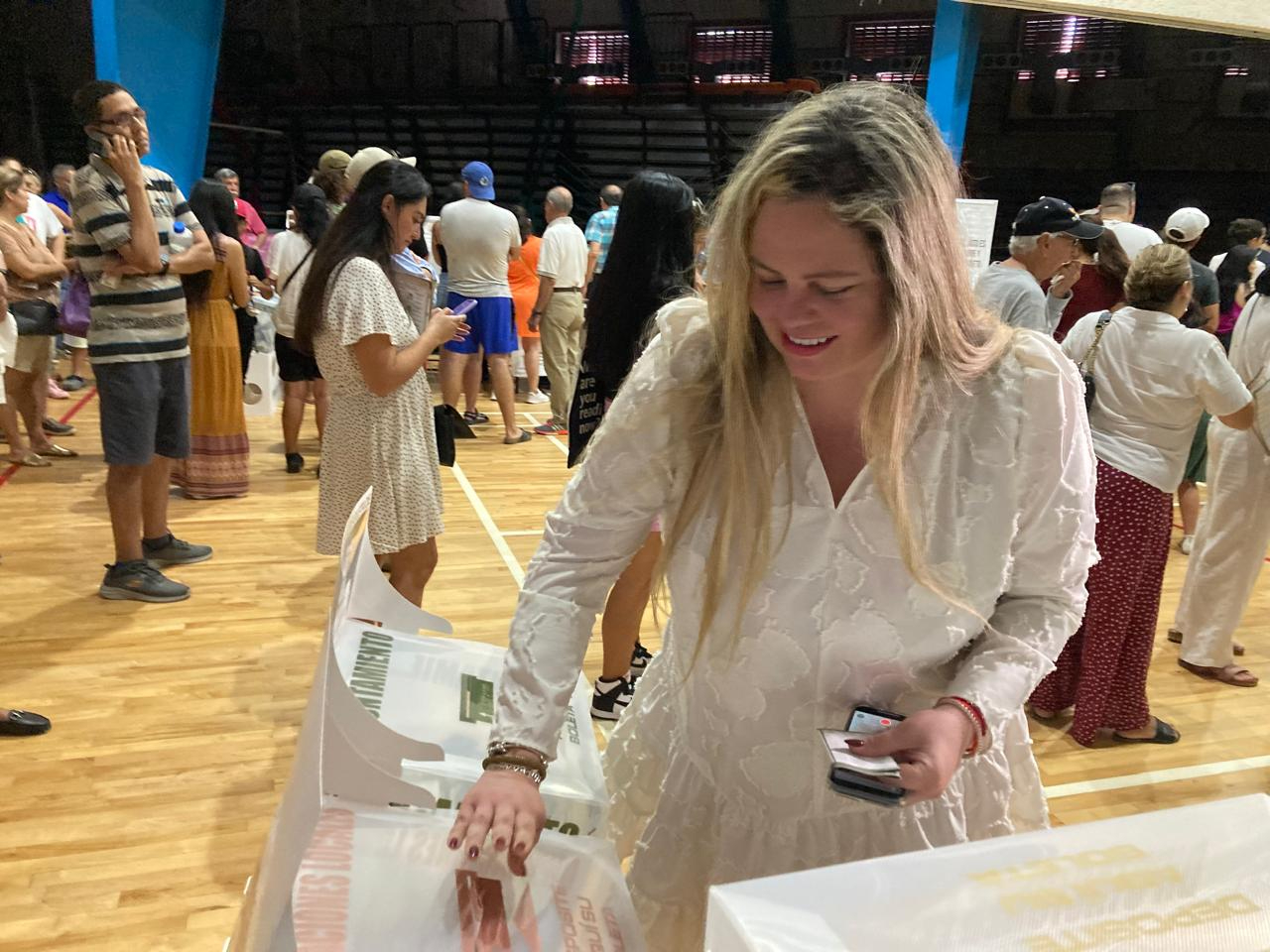 La candidata de MAS votó durante la tarde La candidata de MAS votó durante la tarde