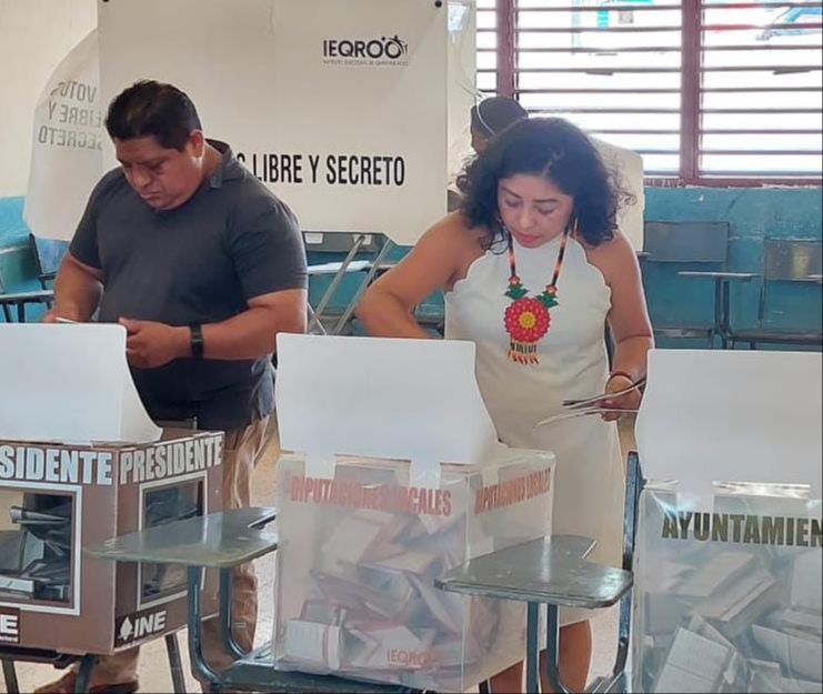 La candidata Mayusa González también acudió a votar La candidata Mayusa González también acudió a votar